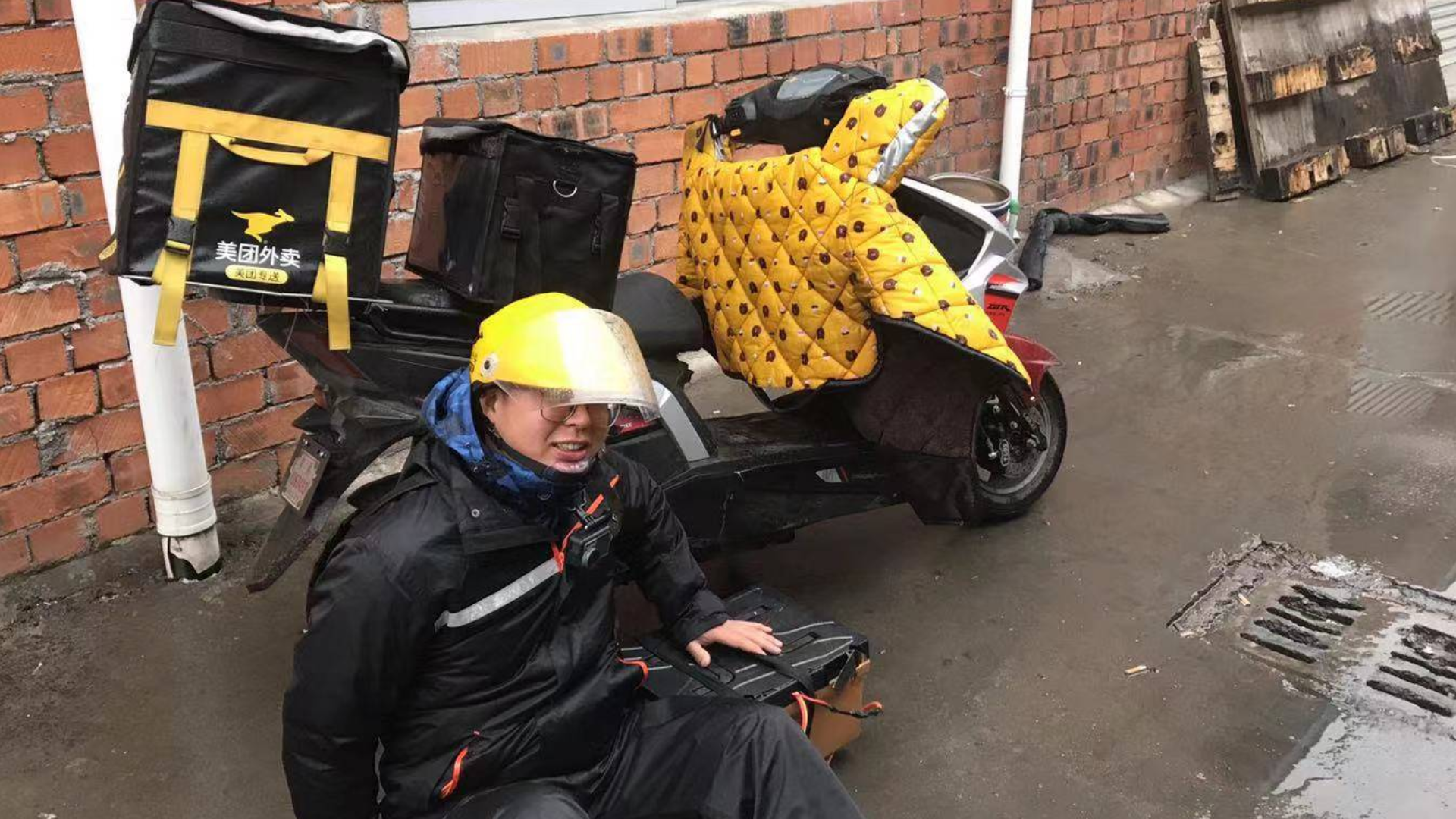 雨天单子太多,外卖小哥为赶时间骑得太快,人车都飞了